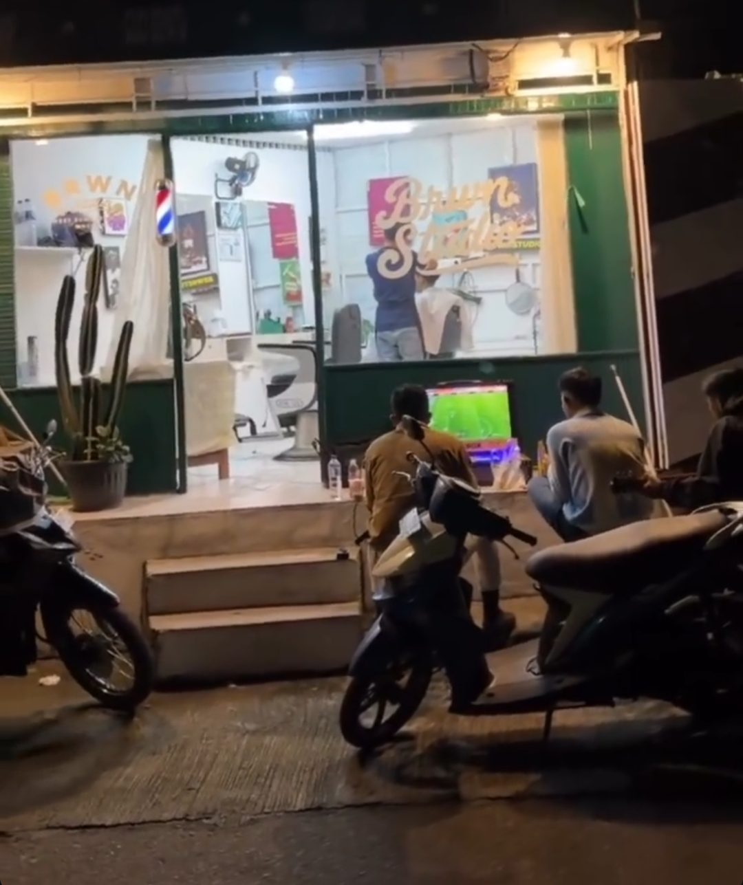 Unit PSVeBOX dimainkan di teras depan barbershop pada malam hari